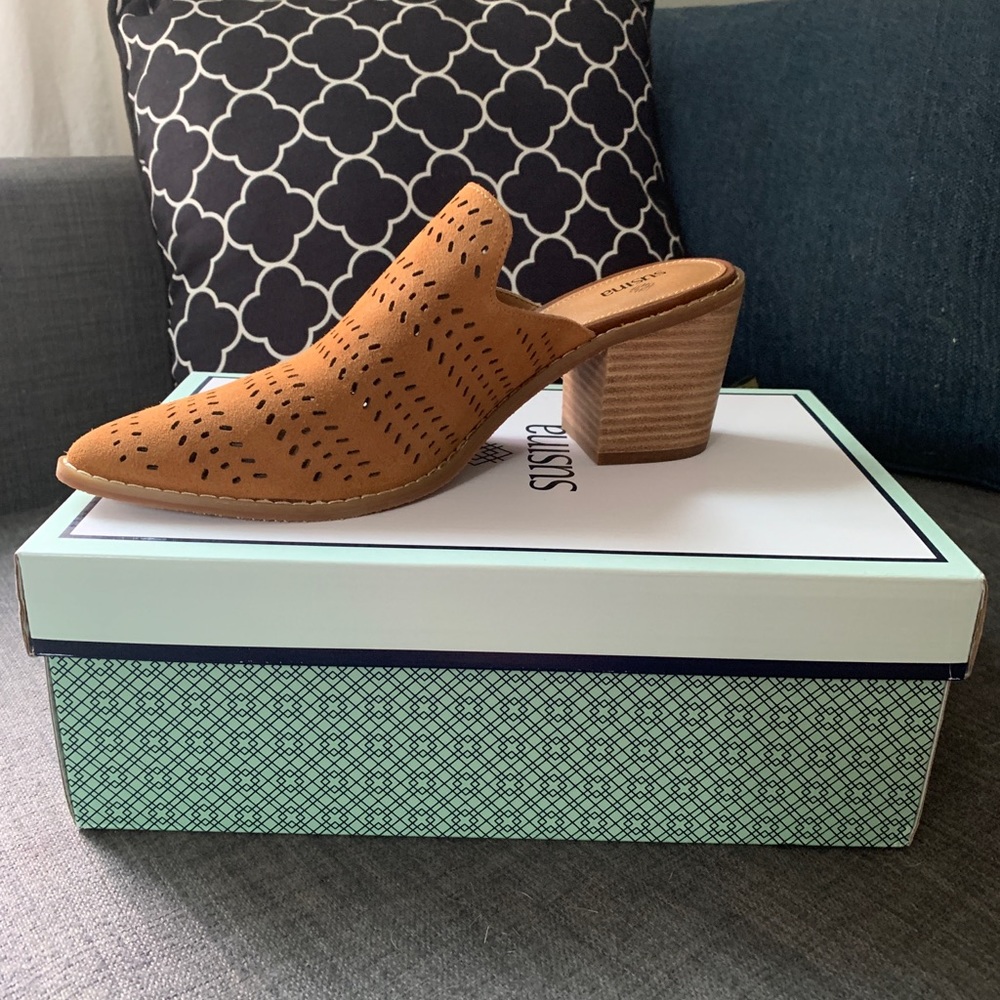 NWT Beautiful caramel mule